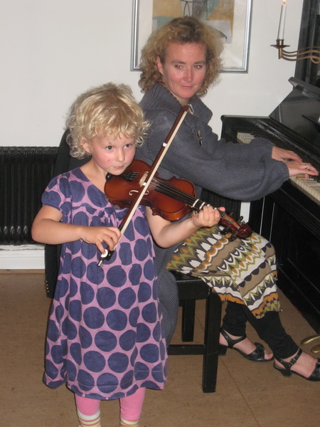 Tove spelar fiol